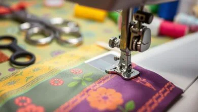 Curso de Costura: Cómo Hacer Puntadas de Sobrehilado Curso de Costura: Cómo Hacer Puntadas de Sobrehilado